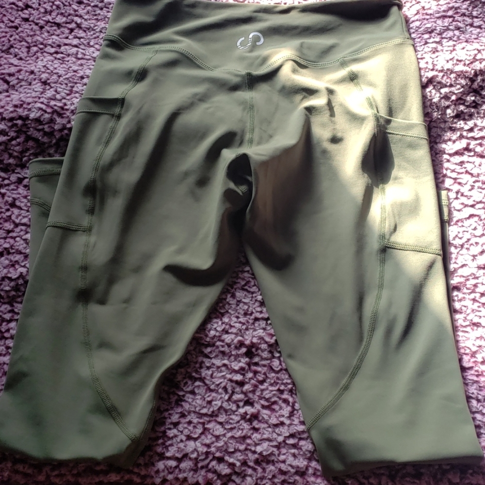 Like New Curves and combatboots V3 olive leggings